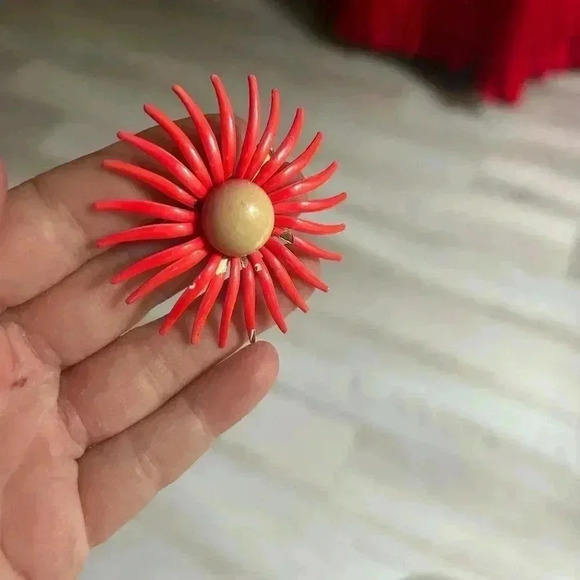 4/$100  Pink neon flower pedal 1960 vintage brooch - Picture 3 of 6